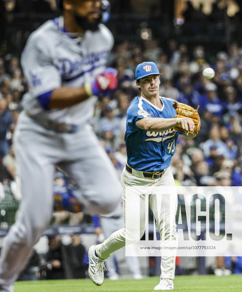 Milwaukee Brewers starting pitcher Logan Henderson (R) throws out Los Angeles Dodgers left fielder Teoscar Hernandez (L) in the third inning of the MLB, Baseball Herren, USA game between the Los Angeles Dodgers and the Milwaukee Brewers at American Family Field in Milwaukee, Wisconsin on Friday, May 22, 2026. MIL20260522828 TANNENxMAURY