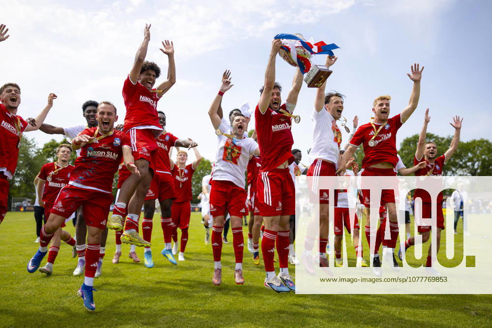 Phönix Lübeck players cheer after the victory SV Todesfelde vs 1 FC Phönix Lübeck, Soccer, SHFV Lotto Cup Final, 23 05 26 Todesfelde Schleswig Holstein Germany