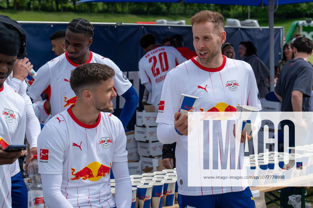 RB Leipzig supports Wings for Life World Run 2000 people run through the arena and across the Festwiese 10 05 2026 from 1 pm Leipzig, Red Bull Arena Festwiese In the photo Peter Gulacsi on the right in conversation with Christoph Baumgartner On Sunday, May 10, 2025, around 2000 people took part in the Wings for Life Run 2026 in Leipzig The route ran around and partly through the RB Leipzig stadium The players of the RB Leipzig womens and mens team cheered on participants and provided drinks and snacks along the route Some players also took part in the race themselves Leipzig Saxony Germany