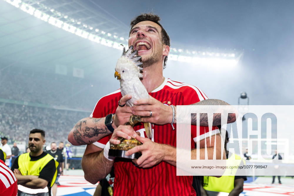 Players of FC Bayern Muenchen celebrate winning the DFB Pokal after the DFB Pokal Final match between FC Bayern Muenchen vs. VfB Stuttgart at Olympic Stadium on May 23, 2026 in Berlin, Germany. Leon Goretzka (FC Bayern Muenchen, 8) with the Kakadu DFB REGULATIONS PROHIBIT ANY USE OF PHOTOGRAPHS AS IMAGE SEQUENCES AND OR QUASI-VIDEO. Berlin Germany