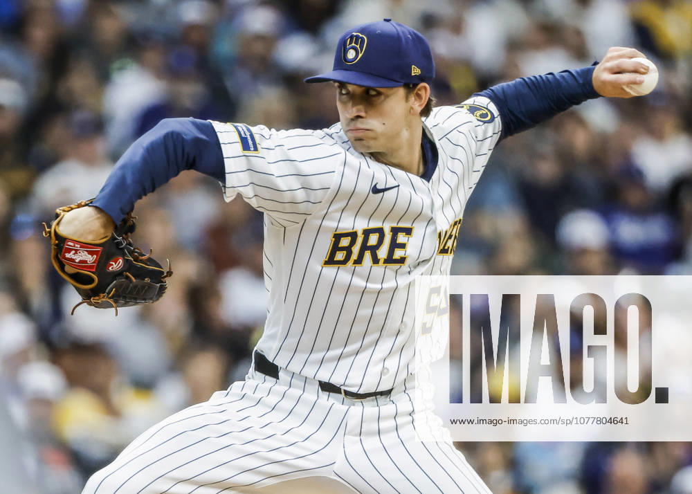 Milwaukee Brewers starting pitcher Robert Gasser throws in the second inning of the MLB, Baseball Herren, USA game between the Los Angeles Dodgers and the Milwaukee Brewers at American Family Field in Milwaukee, Wisconsin on Saturday, May 23, 2026. MIL20260523813 TANNENxMAURY
