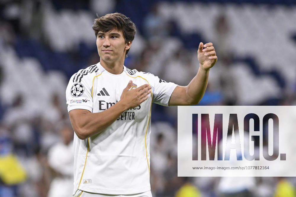 The moment when GONZALO GARCIA of Real Madrid CF takes a lap of honor around the field to bid farewell to the fans after the match on Matchday 38 of the 2025 26 La Liga season, played between REAL MADRID C.F. 4 and ATHLETIC CLUB 2 at the Bernabo u Stadium on May 23, 2026, in Madrid, Spain. Madrid Spain - ZUMAc312 20260524_zsp_c312_090
