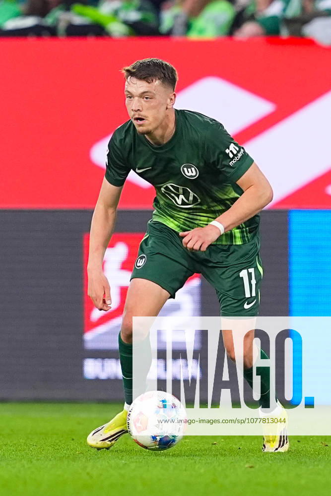 Men, Football, Relegation first leg, 1 Bundesliga, VfL Wolfsburg SC Paderborn 07, Season 2025 2026, Volkswagen Arena Dzenan Pejcinovic VfL Wolfsburg, 17 DFB regulations prohibit any use of photographs as image sequences and or quasi video