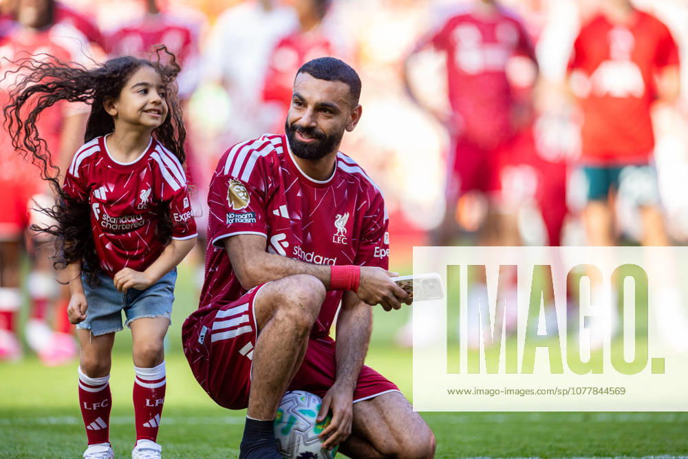Football - FA Premier League - Liverpool FC v Brentford FC LIVERPOOL, ENGLAND - Sunday, May 24, 2026: Liverpool s Mohamed Salah with his youngest daughter Kayan (L) after the FA Premier League match between Liverpool FC and Brentford FC at Anfield. The game ended 1-1. (Photo by David Rawcliffe Propaganda) LIVERPOOL Anfield MERSEYSIDE ENGLAND