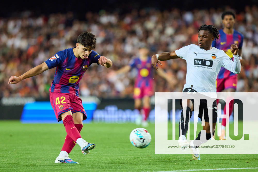 Valencia CF v FC Barcelona, Barca - LaLiga EA Sports VALENCIA, SPAIN - MAY 23: Xavi Espart of FC Barcelona competes for the ball with Largie Ramazani of Valencia CF during to the LaLiga EA Sports match between Valencia CF and FC Barcelona at Estadio Mestalla on May 23, 2026 in Valencia, Spain. (Photo by Jose Torres Photo Players Images Magara Press) Valencia Estadio Mestalla Spain