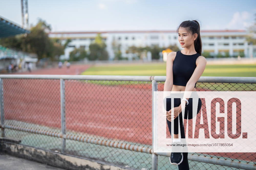 Aktive gesunde asiatische Frau übt durch Laufen, Joggen Läufer Sportstadion während der Morgen Gesundheit und Wohlbefinden Konzept Active healthy asian woman exercising by running, jogging runner sports stadium during the morning healthcare and well being concept. (License=RF) 25081151 ,model released, Symbolfoto