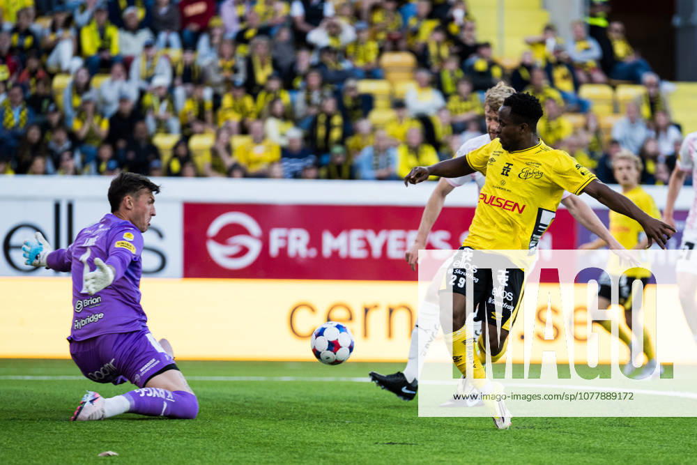Elfsborgs Momoh Ibrahim Kamara and Häckens goalkeeper Andreas Linde during the football match in Allsvenskan between Elfsborg and Häcken on May 25, 2026 in Boras