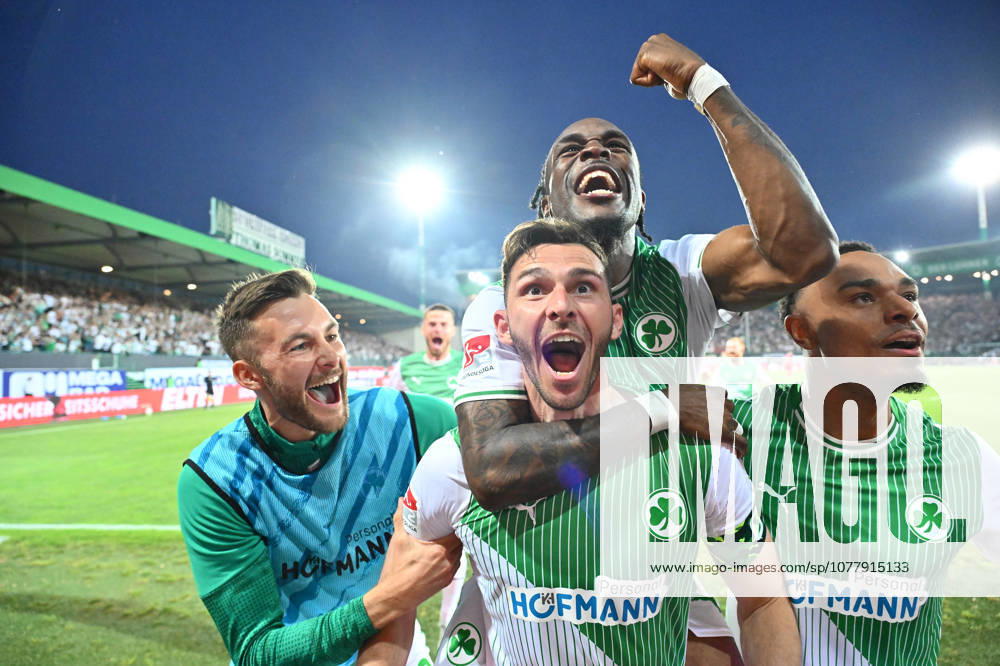 Fußball Saison 2025 2026 Relegation 2 Fußball Bundesliga Hinspiel SpVgg Greuther Fürth Kleeblatt Rot Weiss Essen RWE Sportfoto Zink DFL regulations prohibit any use of photographs as image sequences and or quasi video only for editorial use Torjubel Jubel nach Treffer Tor Torschuß zum 2 0 durch Branimir Hrgota 10, SpVgg Greuther Fürth Felix Higl 18, SpVgg Greuther Fürth Branimir Hrgota 10, SpVgg Greuther Fürth Noel Futkeu 9, SpVgg Greuther Fürth Sacha Banse Bansé 6, SpVgg Greuther Fürth