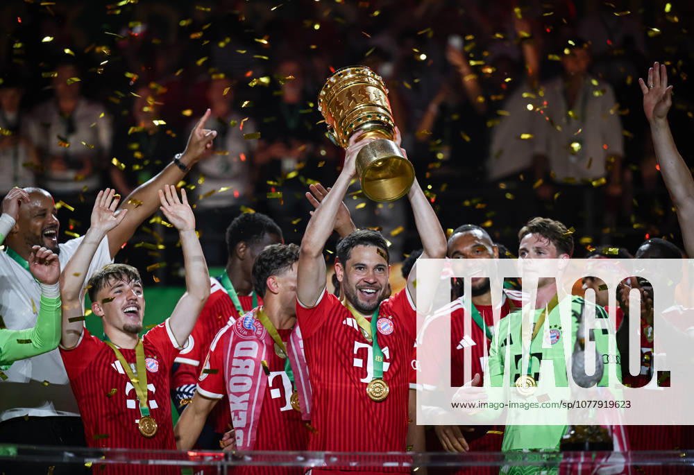 Football DFB Cup Final 2025 2026 in Berlin FC Bayern Muenchen VfB Stuttgart 23 05 2026 Cup winners FC Bayern Muenchen at the award ceremony Coach Vincent Kompany, Lennart Karl, Tom Bischof, Raphael Guerreiro with trophy, Jonathan Tah goalkeeper Jonas Urbig and Dayot Upamecano from left to right