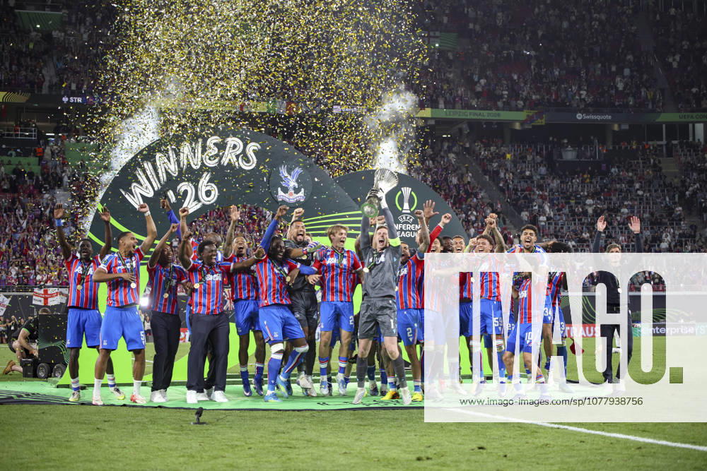 EUR, Football, Men, Conference League Final, Season 2025 2026, Crytsal Palace F C Rayo Vallecano de Madrid Crystal Palace FC wins the Conference League and holds the trophy in the air Leipzig Leipzig Stadium Saxony Germany