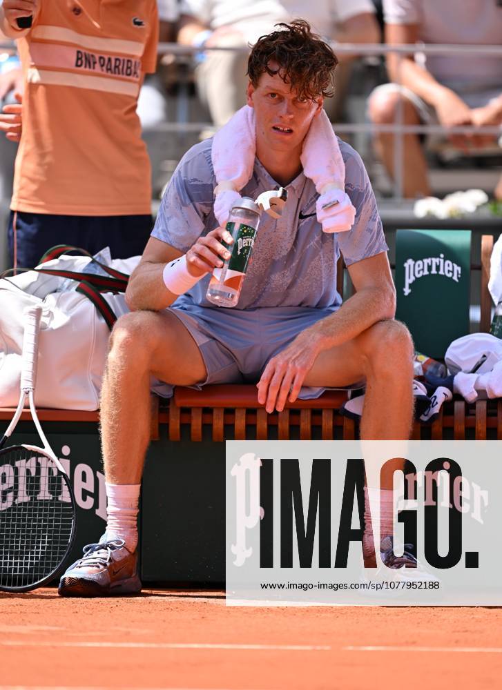 2026 French Open (Roland-Garros) - Day 5 PARIS, FRANCE - MAY 28: Jannik Sinner of Italy competes against Argentina s Juan Manuel Cerundolo (not seen) on day 5 of the French Open tennis tournament on Court Philippe-Chatrier at the Roland-Garros Complex in Paris on May 28, 2026. Mustafa Yalcin Anadolu Paris France. Editorial use only. Please get in touch for any other usage.