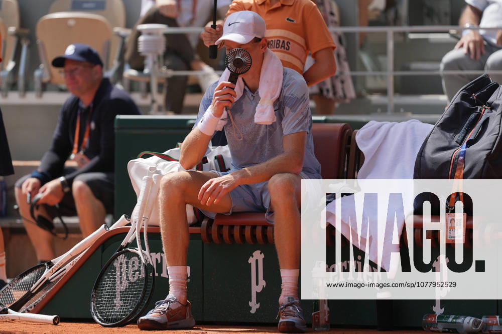 2026-05-28 2026 French Open - Day Five PARIS, FRANCE - MAY 28: Jannik Sinner of Italy looks dejected during Day Five of the 2026 French Open at Roland Garros on May 28, 2026 in Paris, France. (Photo by Marleen Fouchier BSR Agency) Paris France Content not available for redistribution in The Netherlands directly or indirectly through any third parties.