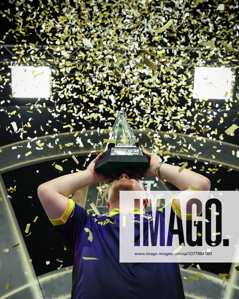 2026 BetMGM Premier League Darts, Final, London Luke Littler lifts the trophy after winning the 2026 BetMGM Premier League Darts Final at The O2 Arena, London, England on 28 May 2026 Credit: Ian Stephen Every Second Media Editorial use only. All images are copyright Every Second Media Limited. No images may be reproduced without prior permission.
