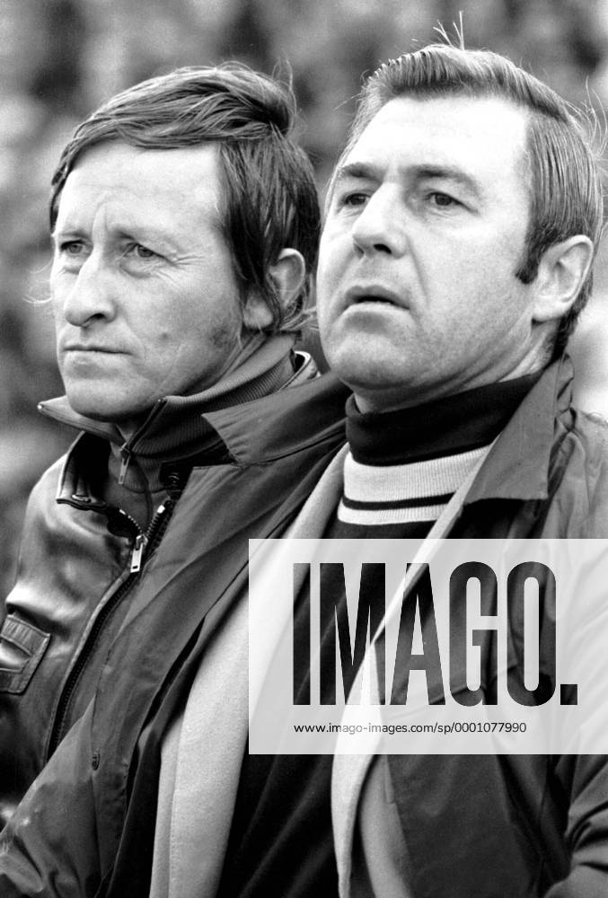 Präsident Günther Siebert (vorn) und Trainer Rudi Gutendorf (beide Schalke) verfolgen gespannt das Spielgeschehen Fußball 1. BL Herren Saison 1969 1970, Bremen - FC Schalke 0:1 Gruppe Bremen