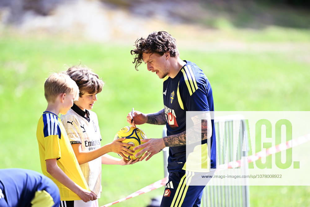 STOCKHOLM, SWEDEN 20260530 Swedens Victor Nilsson Lindelöf signs autographs for fans as the mens national team trains at Bosön ahead of the upcoming World Cup and training matches against Norway and Greece STOCKHOLM SWEDEN