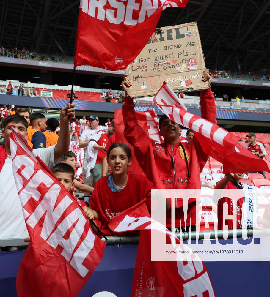 Paris Saint-Germain v Arsenal FC - UEFA Champions League Final 2026 Young Arsenal Fans with banners before the UEFA Champions League Final 2026 match between Paris Saint-Germain and Arsenal FC at Puskas Arena on May 30, 2026 in Budapest, Hungary. WARNING! This Photograph May Only Be Used For Newspaper And Or Magazine Editorial Purposes. May Not Be Used For Publications Involving 1 player, 1 Club Or 1 Competition Without Written Authorisation From Football DataCo Ltd. For Any Queries, Please Contact Football DataCo Ltd on +44 (0) 207 864 9121 Budapest Puskas Arena Hungary Hungary