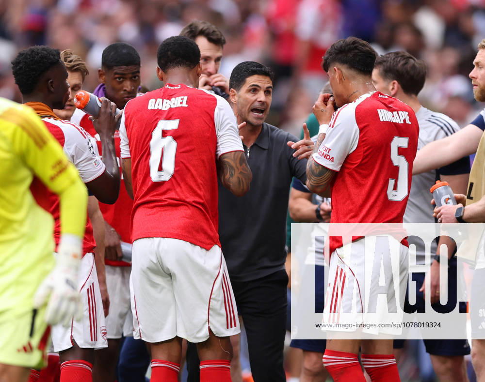 Budapest, Hungary, 30th May 2026. Mikel Arteta manager of Arsenal coaches his players during a drinks break during the Paris Saint Germain vs Arsenal UEFA Champions League Final match at Puskas Arena, Budapest. Picture credit should read: David Klein Sportimage . SPI_088_DK_PSG_Arsenal SPI-4828-0087
