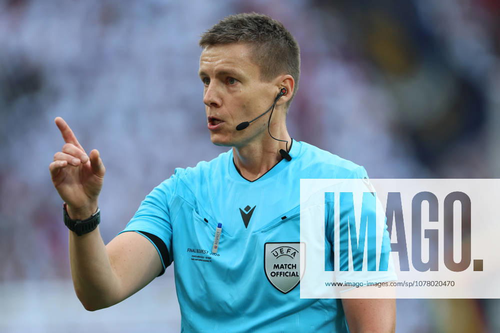 Paris Saint-Germain v Arsenal FC - UEFA Champions League Final 2026 Referee Daniel Siebert pointing during the UEFA Champions League Final 2026 match between Paris Saint-Germain and Arsenal FC at Puskas Arena on May 30, 2026 in Budapest, Hungary. WARNING! This Photograph May Only Be Used For Newspaper And Or Magazine Editorial Purposes. May Not Be Used For Publications Involving 1 player, 1 Club Or 1 Competition Without Written Authorisation From Football DataCo Ltd. For Any Queries, Please Contact Football DataCo Ltd on +44 (0) 207 864 9121 Budapest Puskas Arena Hungary Hungary