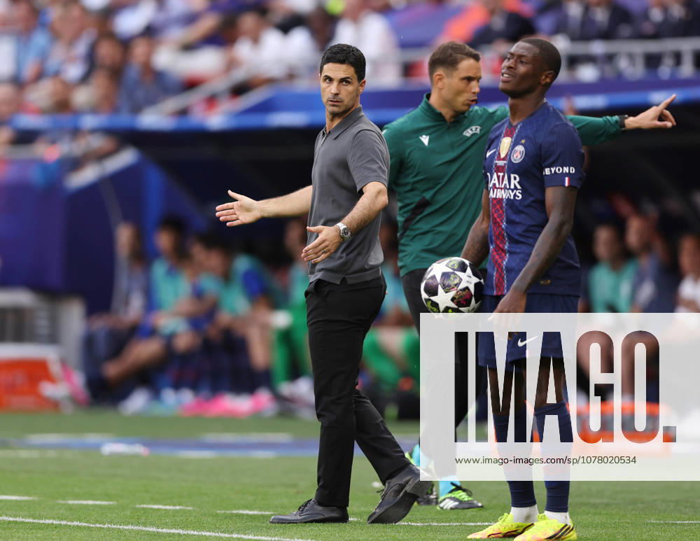 Budapest, Hungary, 30th May 2026. Mikel Arteta manager of Arsenal looks at Nuno Mendes of Paris St Germain as he waits to take a throw in during the Paris Saint Germain vs Arsenal UEFA Champions League Final match at Puskas Arena, Budapest. Picture credit should read: David Klein Sportimage . SPI_094_DK_PSG_Arsenal SPI-4828-0093