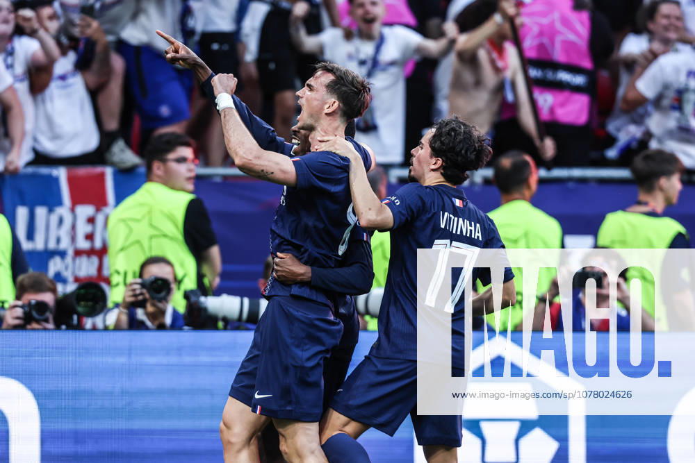 Sport, Football, UEFA Champions League season 2025 2026 Final Paris Saint Germain FC Arsenal 30 05 2026, Puskas Arena Budapest Goal celebration Paris Saint Germain after Ousmane Dembele Paris scored a penalty to equalize the score at 1 1, the players rejoice Budapest Puskas Arena Hungary