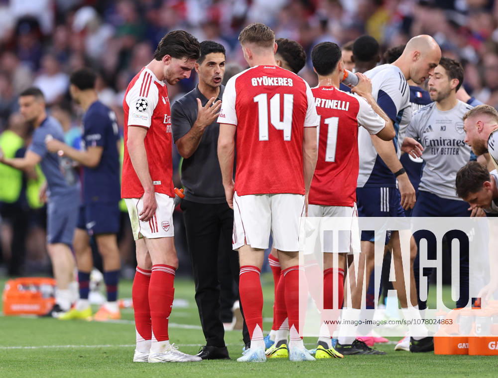 Budapest, Hungary, 30th May 2026. Mikel Arteta manager of Arsenal instructs his payers as David Raya of Arsenal goes down with cramp during the Paris Saint Germain vs Arsenal UEFA Champions League Final match at Puskas Arena, Budapest. Picture credit should read: David Klein Sportimage . SPI_122_DK_PSG_Arsenal SPI-4828-0121