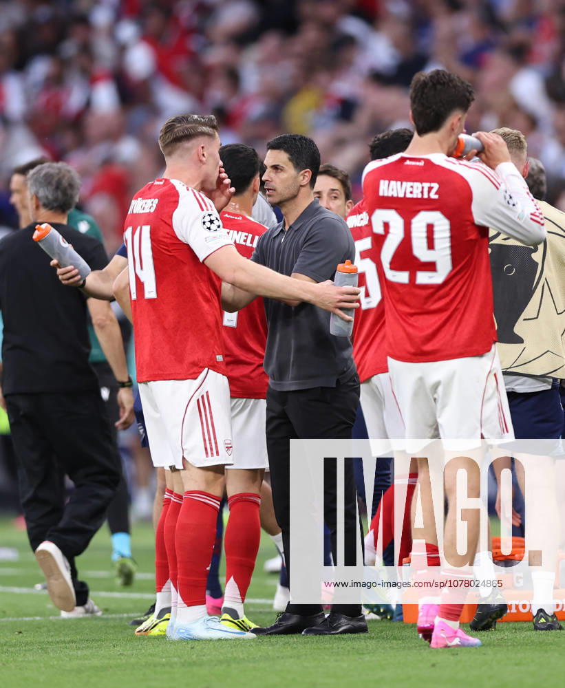 Budapest, Hungary, 30th May 2026. Mikel Arteta manager of Arsenal instructs his payers as David Raya of Arsenal goes down with cramp during the Paris Saint Germain vs Arsenal UEFA Champions League Final match at Puskas Arena, Budapest. Picture credit should read: David Klein Sportimage . SPI_123_DK_PSG_Arsenal SPI-4828-0122