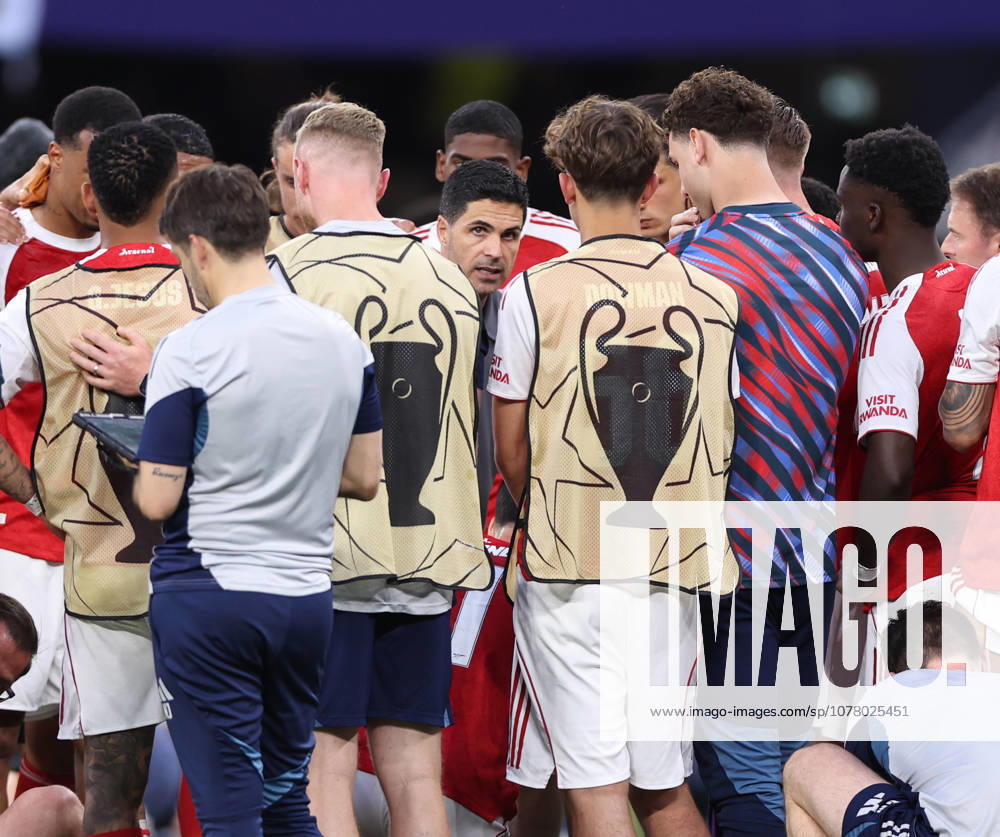 Budapest, Hungary, 30th May 2026. Mikel Arteta manager of Arsenal looks at Max Dowman of Arsenal during his pre extra time talk during the Paris Saint Germain vs Arsenal UEFA Champions League Final match at Puskas Arena, Budapest. Picture credit should read: David Klein Sportimage . SPI_126_DK_PSG_Arsenal SPI-4828-0125