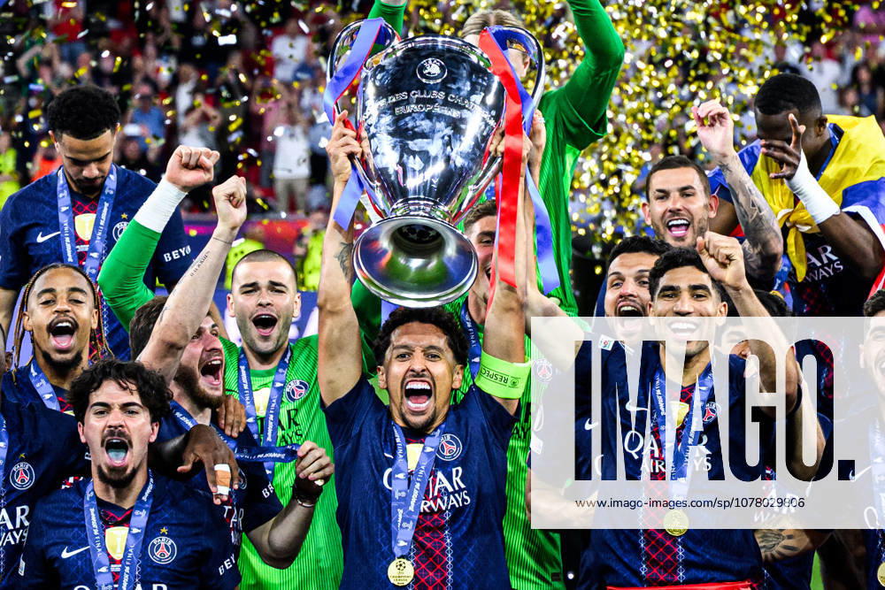 Players of Paris Saint Germain celebrate with the trophy after the UEFA Champions League final match between Paris Saint Germain and Arsenal on May 30, 2026 in Budapest Photo Maxim Thore BILDBYRAN kod MT MT1056 fotboll football soccer fotball uefa champions league champions league paris saint germain arsenal bbeng jubel