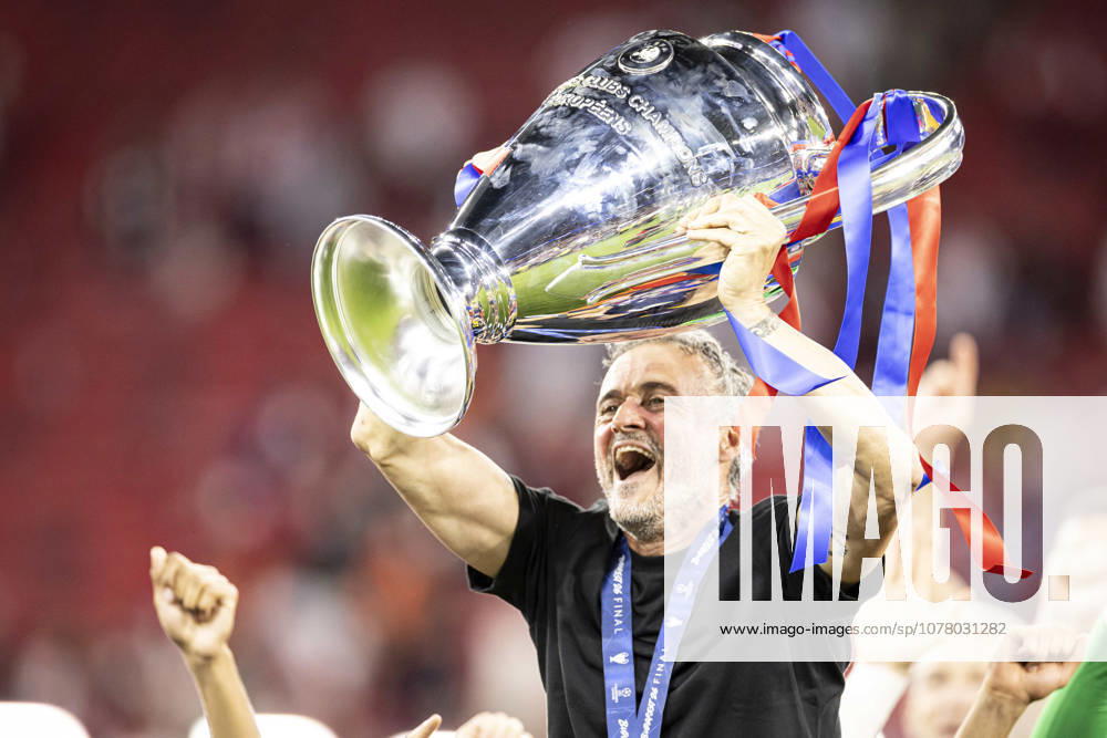Football: Finale EUFA Champions League 2025-2026 - Paris Saint Germanin (PSG) V Arsenal - Puskas ArÃ na de Budapest Hongrie - 30 05 2026 Deception equipe de Arsenal apres leur defaite Luis Enrique (ESP)