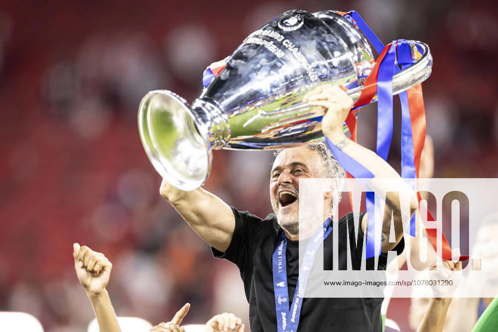 Football: Finale EUFA Champions League 2025-2026 - Paris Saint Germanin (PSG) V Arsenal - Puskas Arà na de Budapest Hongrie - 30 05 2026 Deception equipe de Arsenal apres leur defaite Luis Enrique (ESP)