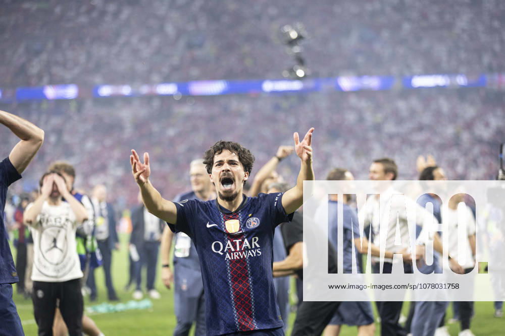 Football: Finale EUFA Champions League 2025-2026 - Paris Saint Germanin (PSG) V Arsenal - Puskas ArÃ na de Budapest Hongrie - 30 05 2026 CÃ lÃ bration de l Ã quipe de apres avoir remportÃ la victoire. Vitinha
