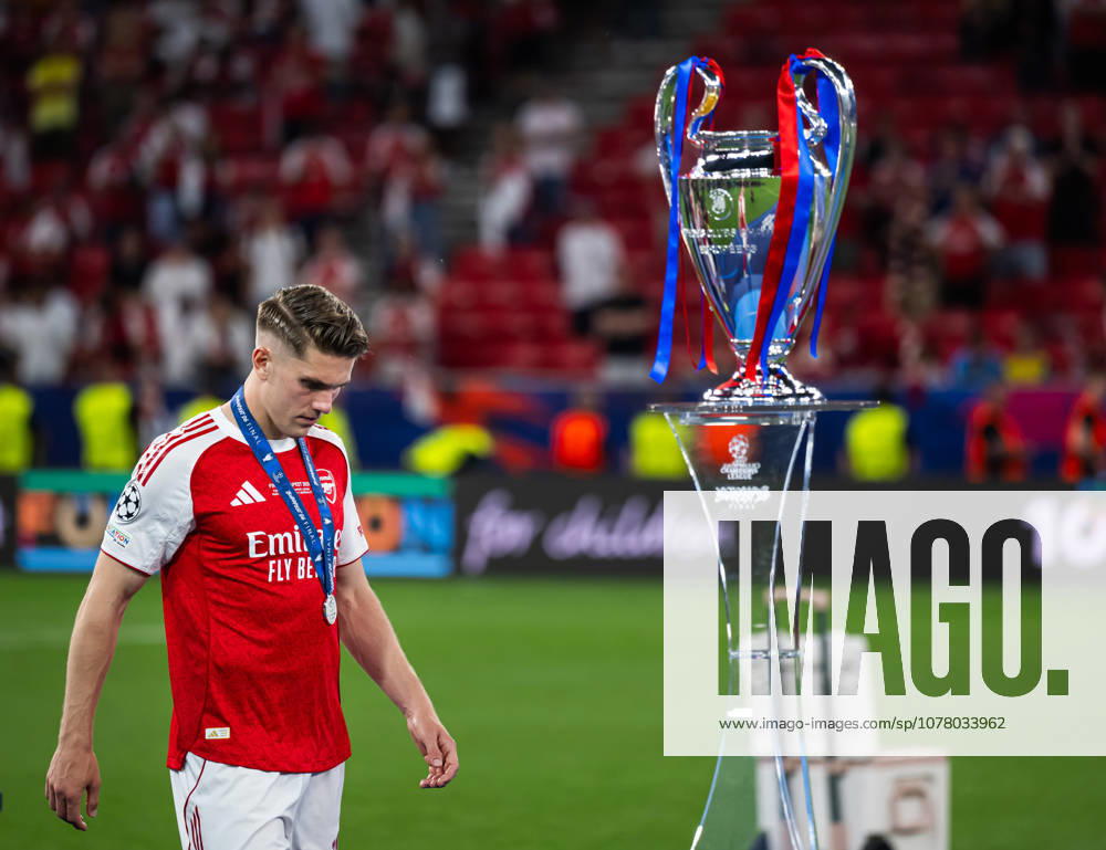 Viktor Gyökeres of Arsenal looks dejected as he passes the trophy after the UEFA Champions League final match between Paris Saint Germain and Arsenal on May 30, 2026 in Budapest Photo Maxim ThorÃ BILDBYRAN kod MT MT1056 fotboll football soccer fotball uefa champions league champions league paris saint germain arsenal bbeng interiör depp