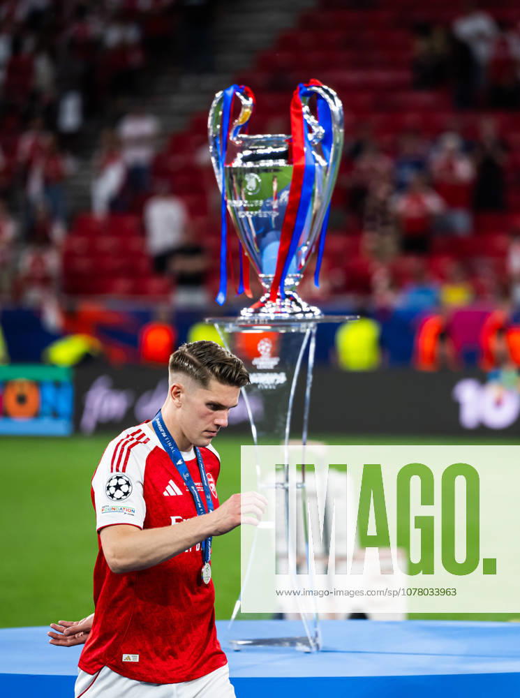 Viktor Gyökeres of Arsenal looks dejected as he passes the trophy after the UEFA Champions League final match between Paris Saint Germain and Arsenal on May 30, 2026 in Budapest Photo Maxim Thorà BILDBYRAN kod MT MT1056 fotboll football soccer fotball uefa champions league champions league paris saint germain arsenal bbeng interiör depp