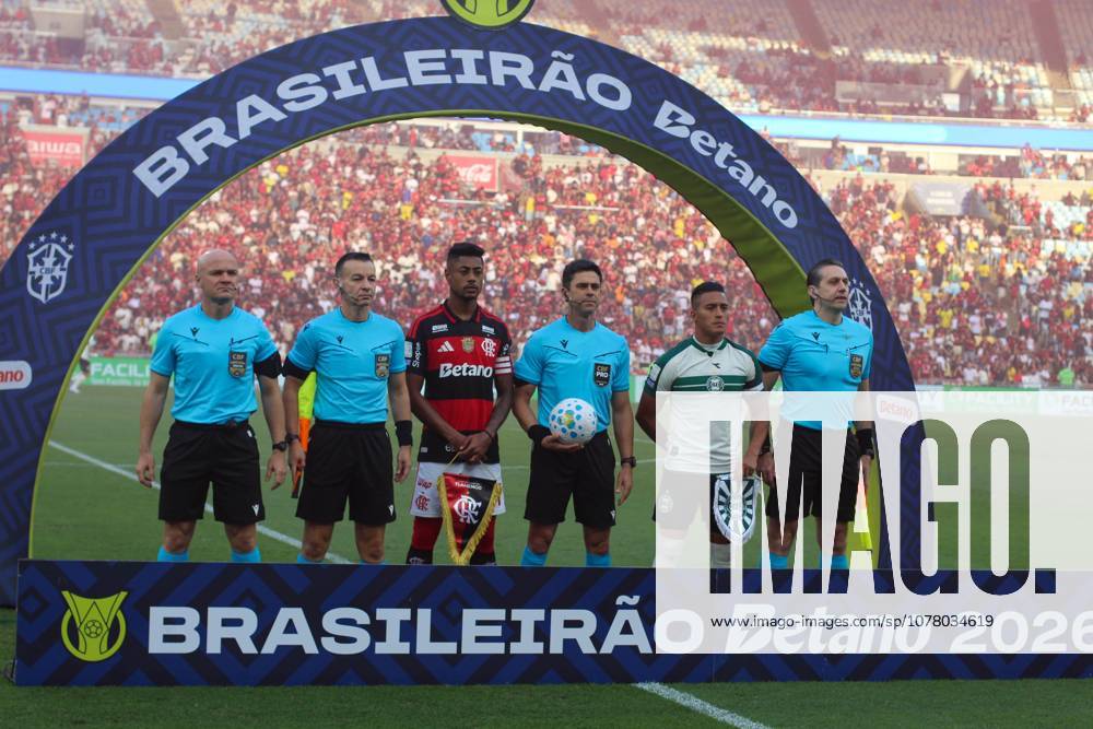 Flamengo and Coritiba, for the 18th round of the Brazilian championship. Rio de Janeiro (RJ) 05 30 2026 - Flamengo Coritiba Brasilerao Maracana - Referee Flavio Rodrigues de Souza (SP) and assistants Daniel Paulo Ziolli (SP) and Daniel Luis Marques (SP) in a match between Flamengo and Coritiba, for the 18th round of the Brazilian championship, on the afternoon of this Saturday (30), at the Maracana stadium, in Rio de Janeiro.(Foto: Lucas Simonin Gomes Thenews2 imago images) SPO