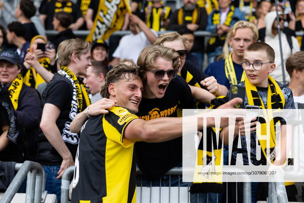 Häckens Silas Andersen takes a selfie with a supporter after the Allsvenskan football match between Häcken and Hammarby on May 31, 2026 in Gothenburg