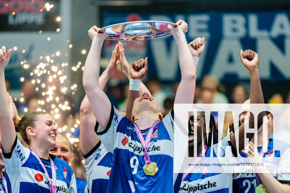 The HSG Blomberg Lippe team celebrates winning the German championship, Nieke Kuehne HSG Blomberg Lippe, 09 holds the championship trophy GER, HSG Blomberg Lippe vs Borussia Dortmund, Handball, 1 Bundesliga Women, Play Offs, Final, Game 3, 31 05 2026 GER, HSG Blomberg Lippe vs Borussia Dortmund, Handball, 1 Bundesliga Women, Play Offs, Final, Game 3, 31 05 2026 Blomberg
