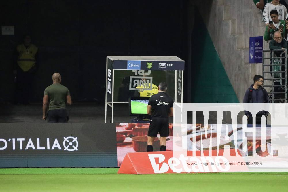 Palmeiras and Chapecoense in the Brazilian Championship Referee Felipe Fernandes de Lima reviews Italo s goal for Chapecoense against Palmeiras using VAR, in the 18th round of the Brazilian Championship, at Allianz Parque, west side of Sao Paulo, this Sunday, May 31, 2026. SoO PAULO SoO PAULO BRAZIL