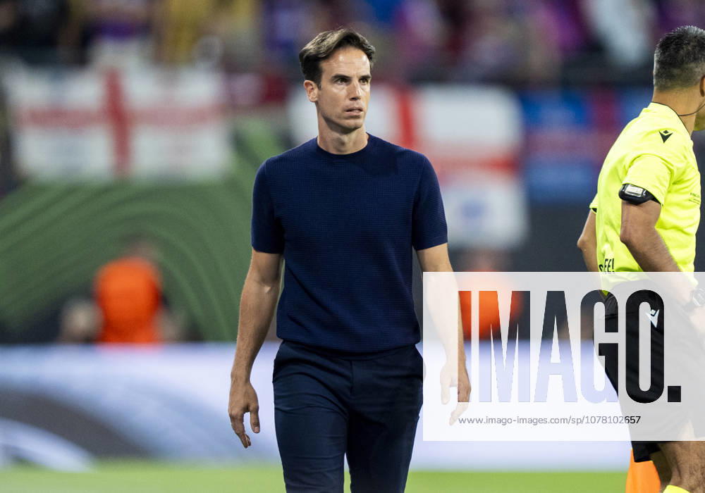 Einzelbild, Single image Inigo Perez Rayo Vallecano, Coach, Trainer Crystal Palace Rayo Vallecano, Football, Final UEFA Conference League 2026, Leipzig Stadium, Leipzig DFL regulations prohibit any use of photographs as image sequences and or quasi video