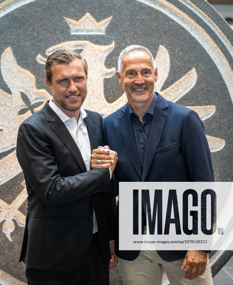 Fussball 1 Bundesliga, Eintracht Frankfurt Press conference for the presentation of Adolf Adi Hütter Huetter as new head coach v l Sport Vorstand Markus Kroesche Krösche Director of Sports Eintracht Frankfurt , Trainer Adolf Adi Hütter Huetter Eintracht Frankfurt zautz Frankfurt am Main