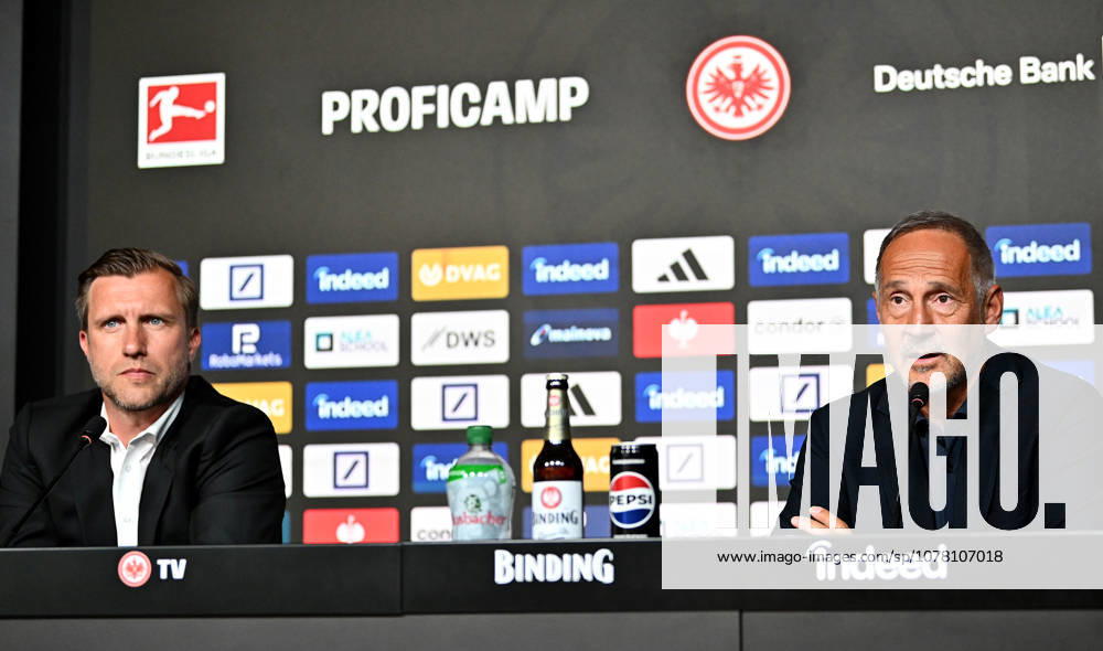 Fussball 1 Bundesliga, Eintracht Frankfurt Press conference for the presentation of Adolf Adi Hütter Huetter as new head coach v l Sport Vorstand Markus Kroesche Krösche Director of Sports Eintracht Frankfurt , Trainer Adolf Adi Hütter Huetter Eintracht Frankfurt zautz Frankfurt am Main