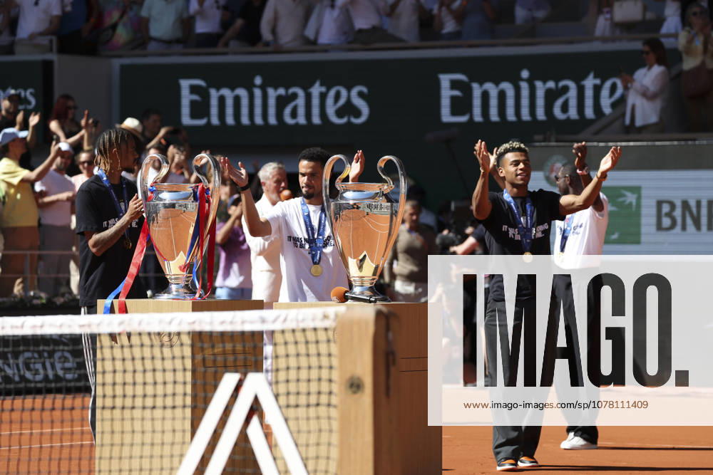 TENNIS : Roland Garros 2026 - 01 06 2026 Les Joueurs du Paris Saint Germain a Roland Garros avec les deux trophées de la Champions League - Ousmane Dembele (PSG) - Desire Doue (PSG) - Warren Zaire-Emery (PSG) - Bradley Barcola (PSG) ParisFrance