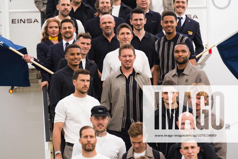 Sport, Frankfurt am Main, Departure of the national soccer team at Frankfurt Airport Julian Nagelsmann, Jonathan Tag, Leon Goretzka, David Raum, Florian Wirtz, Oliver Baumann, Nick Woltemade at the team photo on the escalator of the plane