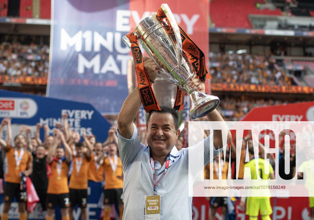 Hull City v Middlesbrough - Sky Bet Championship Final LONDON, ENGLAND - MAY 23: Hull City owner Acun Ilicali celebrates with the Sky Bet Championship Play Off Final trophy after being promoted to the Premier League after the Hull City v Middlesbrough - Sky Bet Championship Final at Wembley Stadium on May 23, 2026 in London, England. London Wembley Stadium England United Kingdom