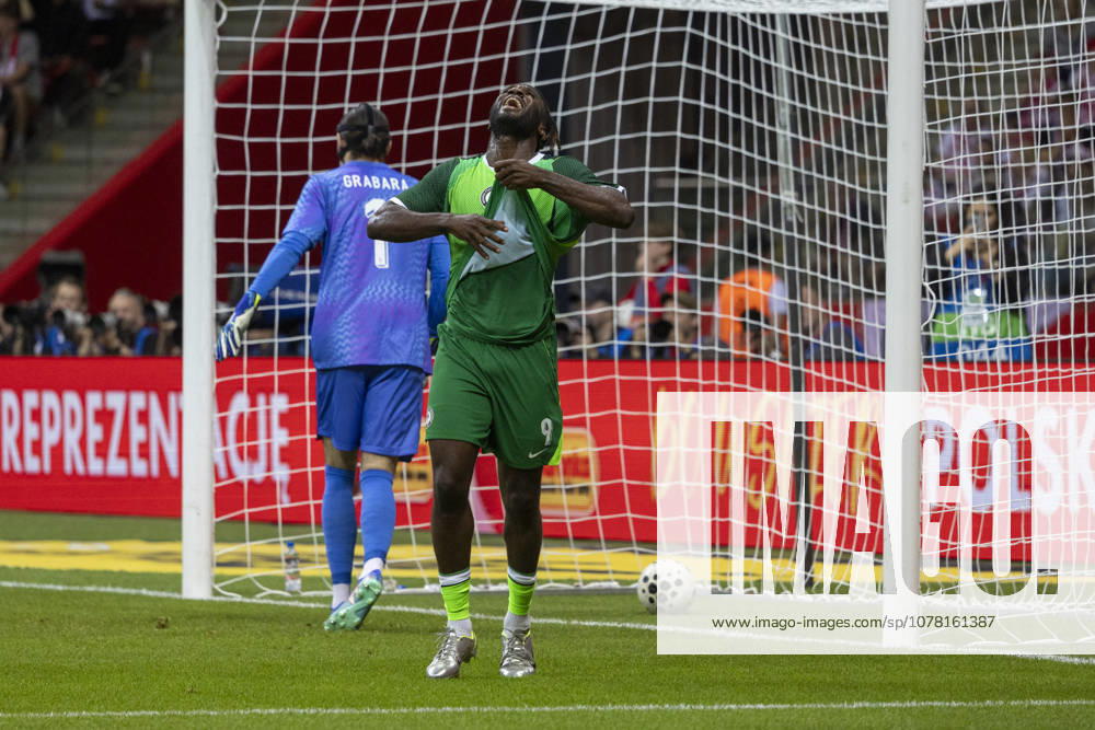 Fußball, Testspiel, Polen - Nigeria #2 Poland - Nigeria 03.06.2026 football, Warsaw, PGE National Stadium, FIFA , friendly international game match Poland - Nigeria ( mecz towarzyski, pilka nozna, Polska - Nigeria ) image shows: Kamil Grabara (L) Terem Moffi (R) reac after goal photo Katarzyna Plewczynska Fotostyk