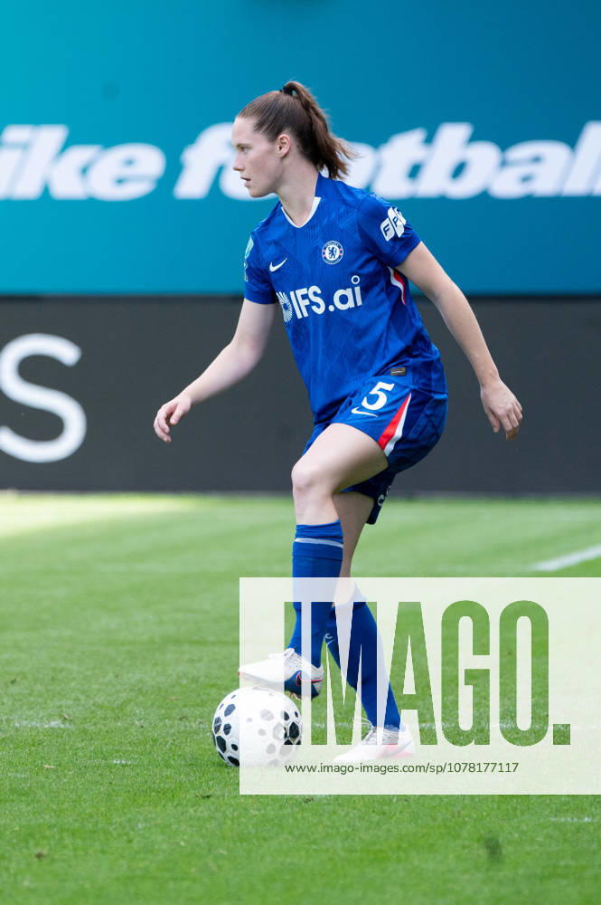 LONDON ENGLAND- May 30.Veerle Buurman (5 Chelsea) controls the ball during the semi final of the World 7?s tournament 2026 between Chelsea and Aston Villa at Gtech Community Stadium, May 30 London England