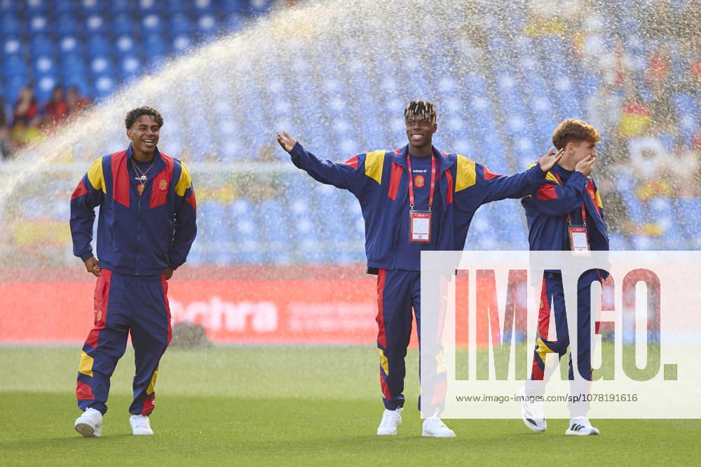 Spain v Iraq - International Friendly, Länderspiel, Nationalmannschaft LA CORUNA, SPAIN - JUNE 04: Lamine Yamal and Nico Williams of Spain looks on prior an international friendly match between Spain and Iraq at Abanca-Riazor Stadium on June 04, 2026 in La Coruna, Spain. (Photo by Diego Simon Photo Players Images Magara Press) La Coruna Abanca Riazor Stadium Spain