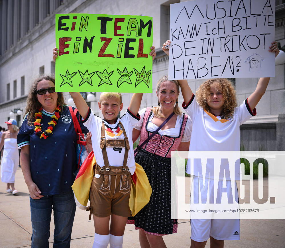 Soccer World Cup 2026 test match in Chicago 06 06 2026 USA Germany German fans with posters in front of Soldier Field stadium, One team one goal the 5 star