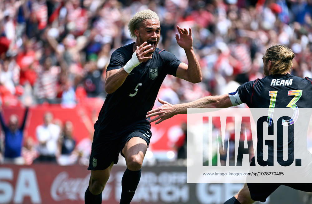Soccer, international match, men, friendly match for the 2026 World Cup, Soldier Field, Chicago USA Germany cheers Antonee Robinson USA after his goal for 1 1 cheers, joy, action