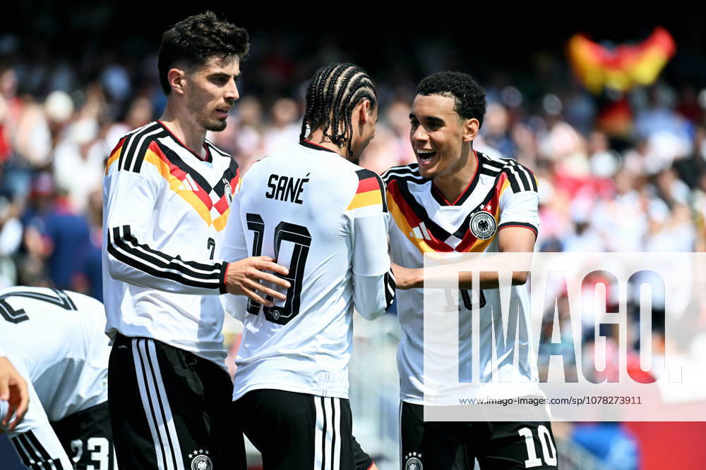 Soccer, international match, men, friendly match for the 2026 World Cup, Soldier Field, Chicago USA Germany 1 2 cheers Leroy Sane GER after his goal for 1 2, together with Jamal Musiala GER , Kai Havertz GER cheers, joy, action