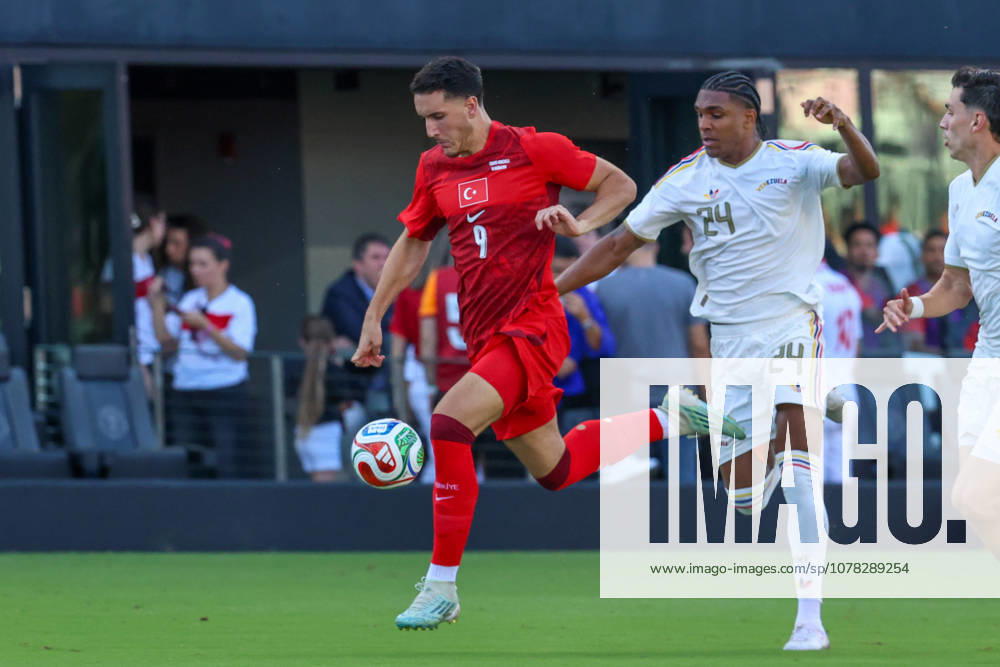 FORT LAUDERDALE, FL - JUNE 06: Turkey forward Deniz Gül (9) and Venezuela defender Christian Makoun (24) battle for the ball during the International Friendly, Länderspiel, Nationalmannschaft game between Turkey and Venezuela at Inter Miami CF Stadium on June 6, 2026 in Fort Lauderdale,Florida.(Photo by Chris Arjoon Icon Sportswire) SOCCER: JUN 06 Turkey vs Venezuela Icon2606060010111